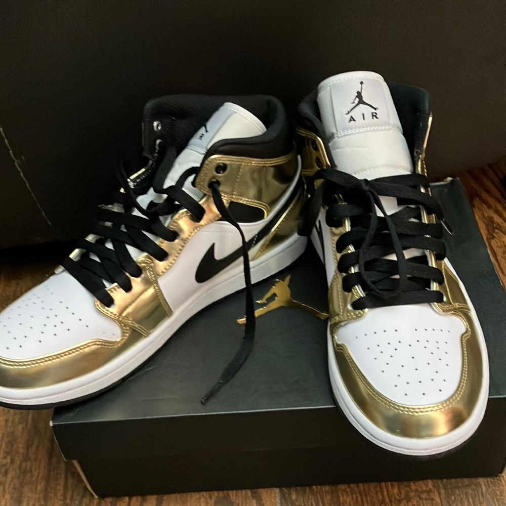 Air Jordan 1 Mid SE GS Metalic Gold